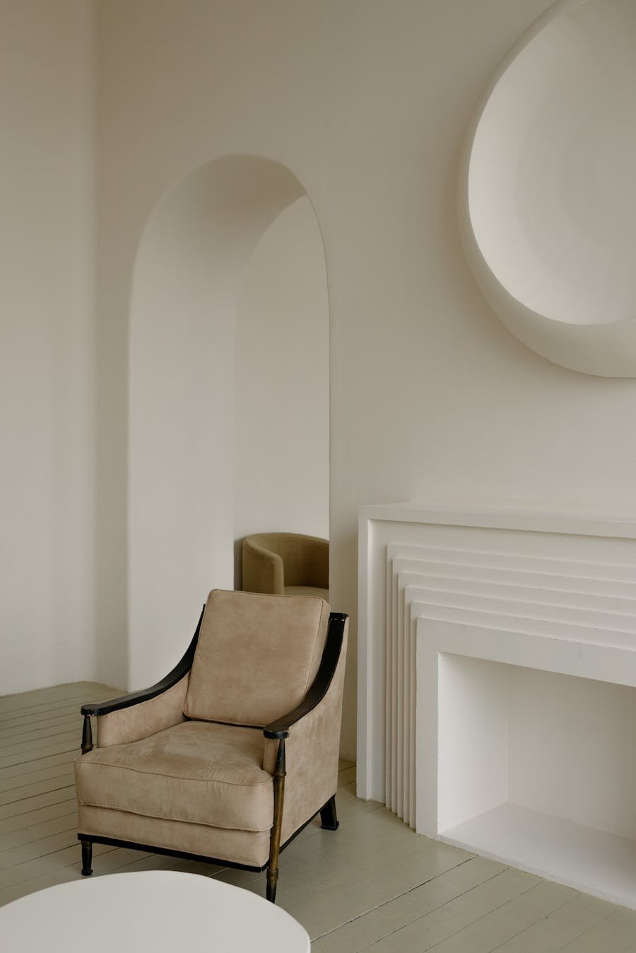 Intérieur minimaliste, lumière naturelle