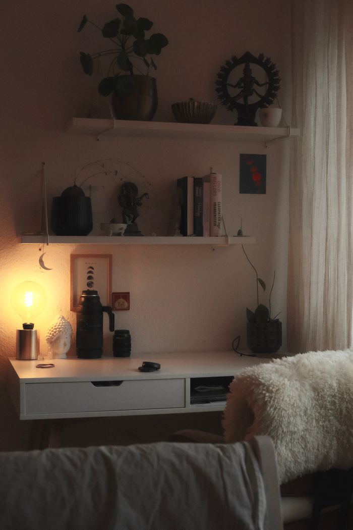 Bureau minimal, ambiance chaleureuse