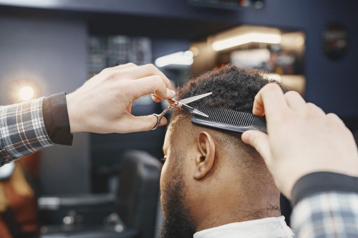 Coupe homme aux ciseaux