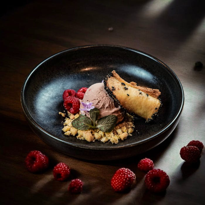 Dessert glacé et framboises